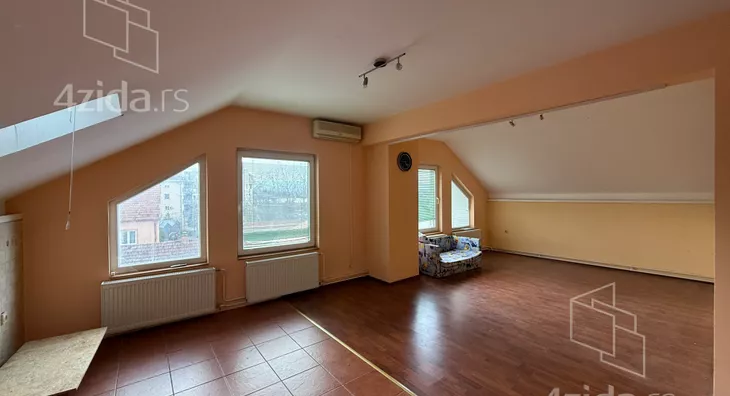 Poslovna zgrada | 4zida