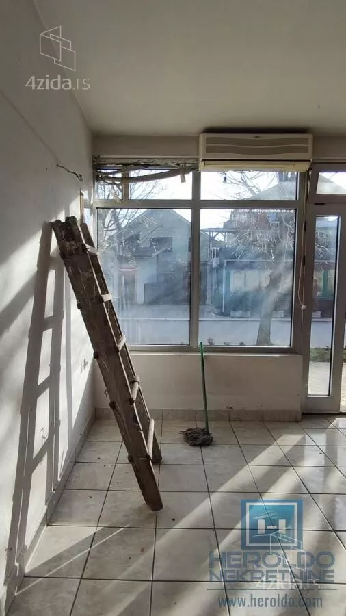 Poslovna zgrada | 4zida