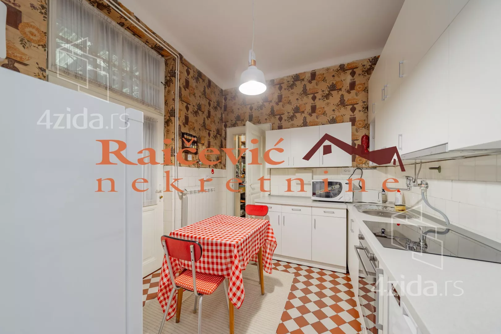 Četvoroiposoban stan | 4zida