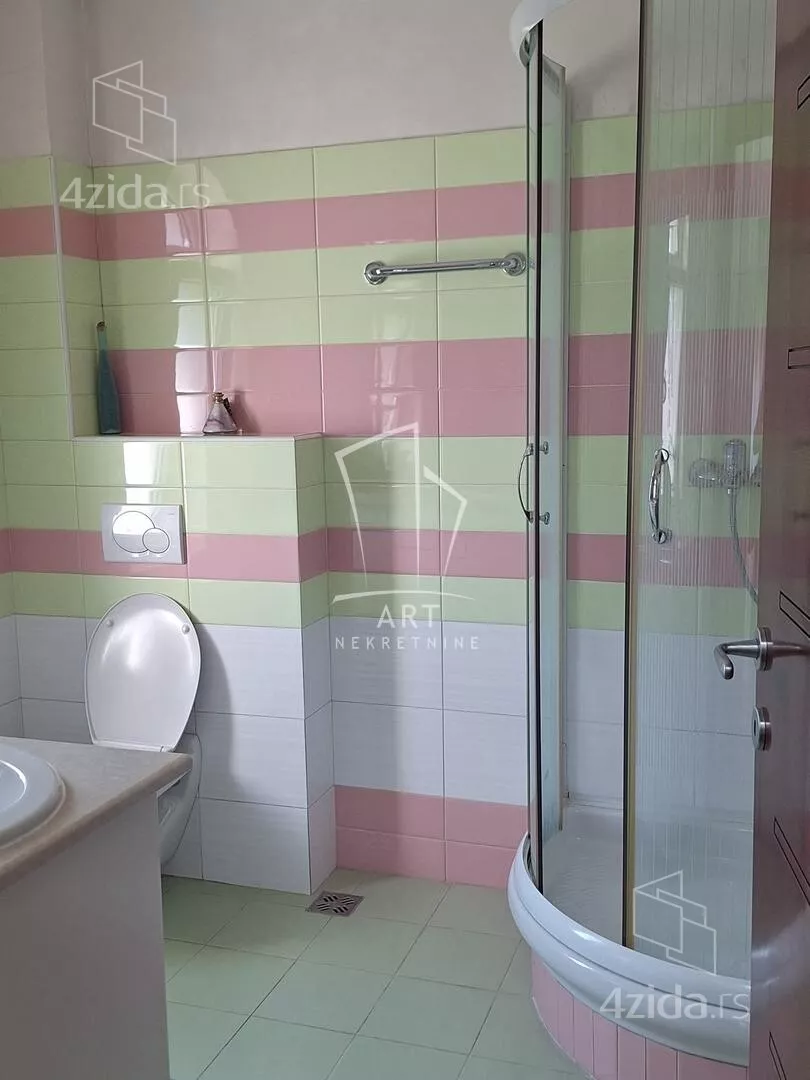 Šestosoban stan | 4zida