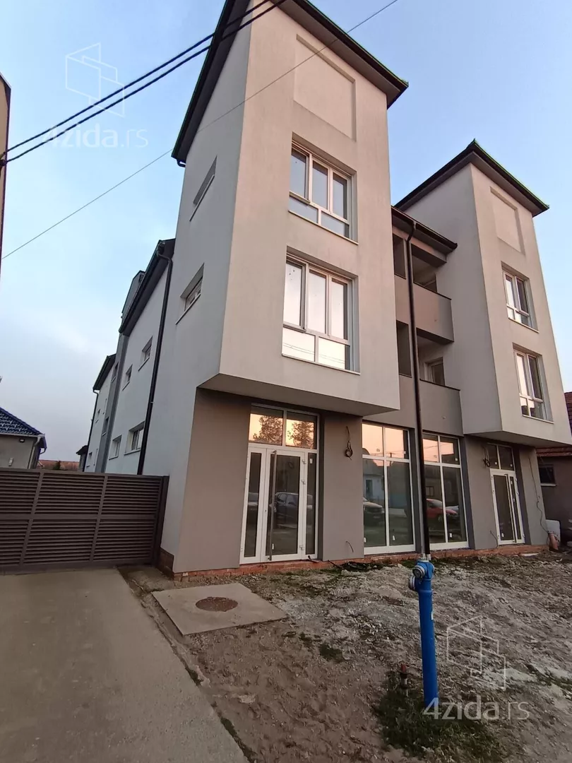 Poslovna zgrada | 4zida