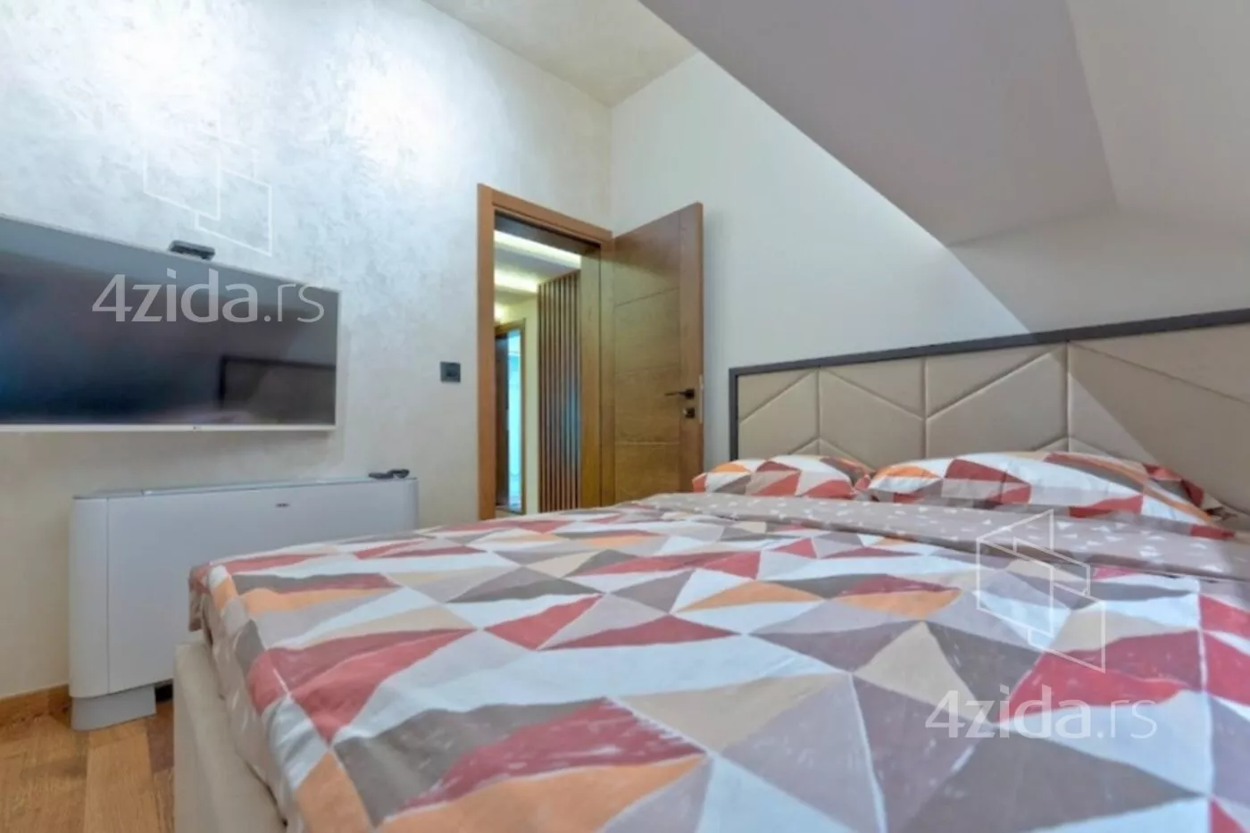 Šestosoban stan | 4zida