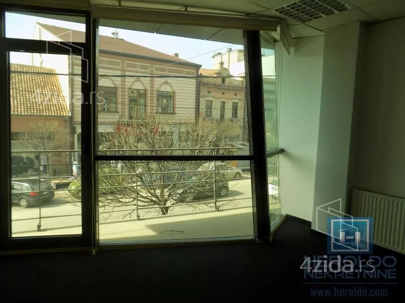 Poslovna zgrada | 4zida