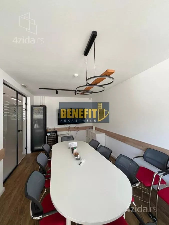 Poslovna zgrada | 4zida