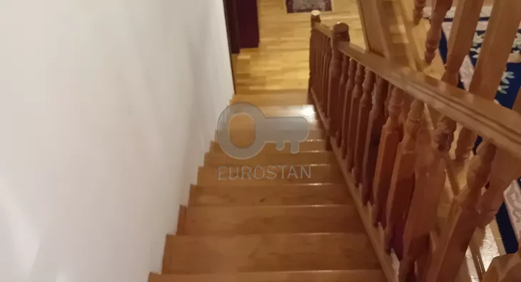 Šestoiposoban stan | 4zida