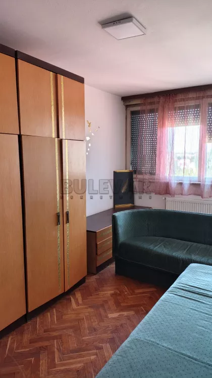 Crvene zastave | 4zida.rs