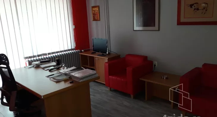 Poslovna zgrada | 4zida