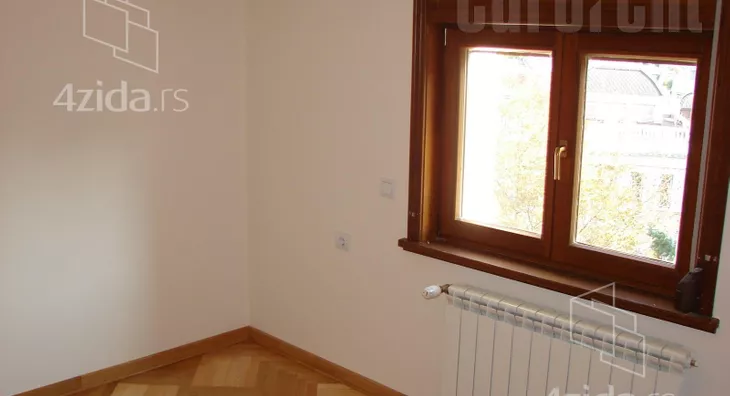 Šestoiposoban stan | 4zida