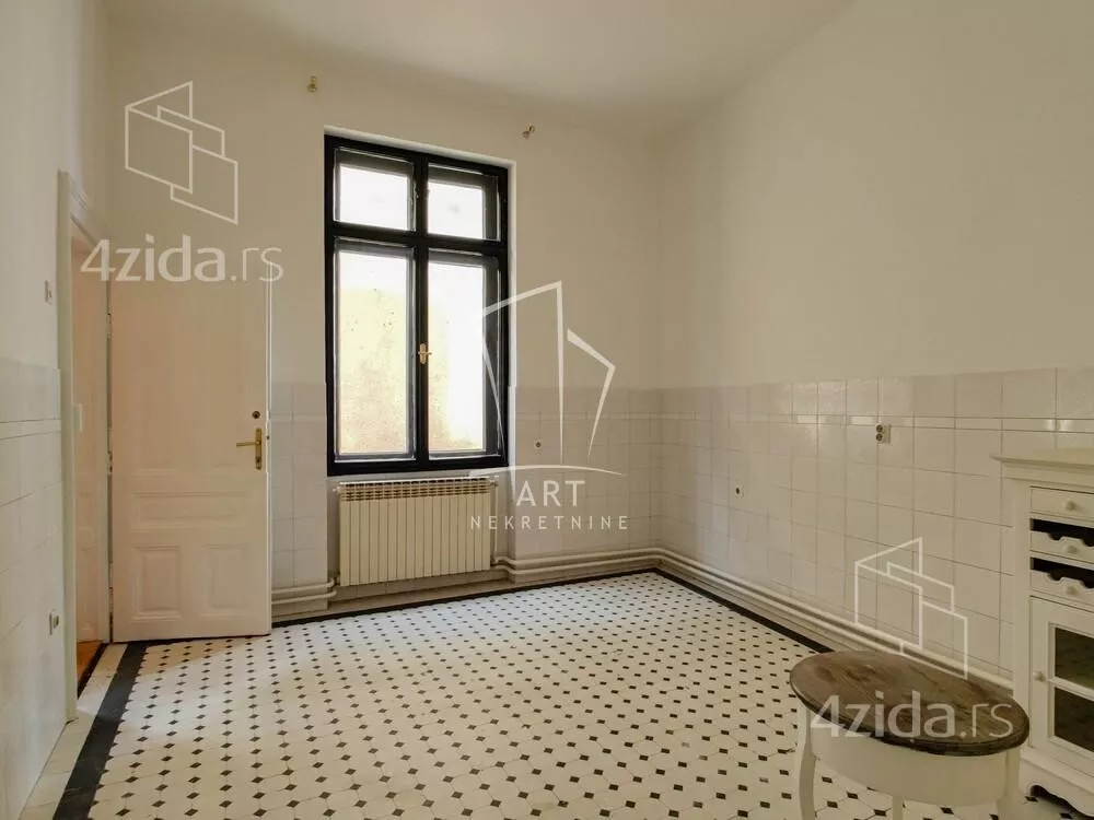 Šestoiposoban stan | 4zida