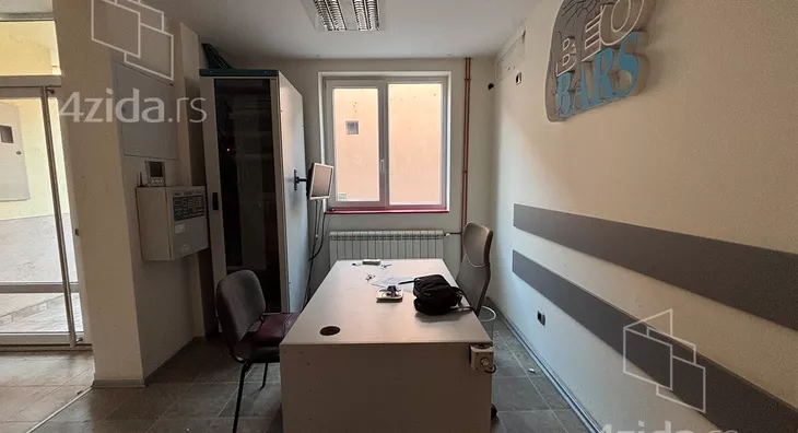 Poslovna zgrada | 4zida