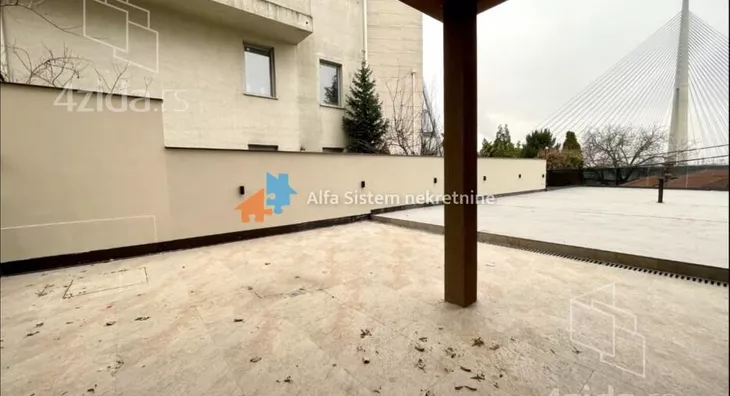 Poslovna zgrada | 4zida