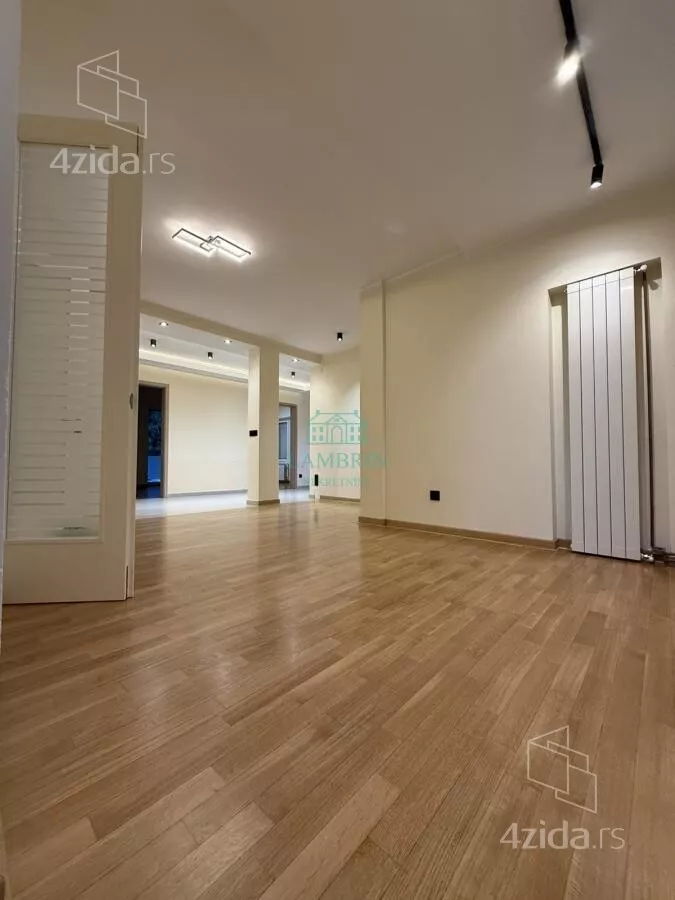 Četvoroiposoban stan | 4zida