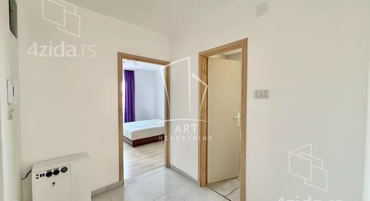 Šestoiposoban stan | 4zida