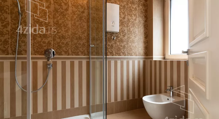 Šestosoban stan | 4zida