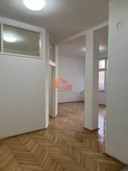 Crveni Pevac | 4zida.rs