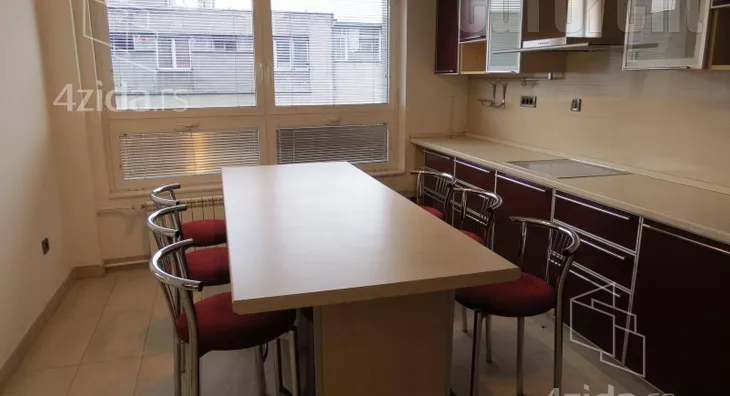 Šestosoban stan | 4zida