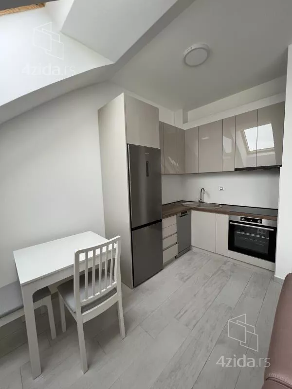 Šestosoban stan | 4zida