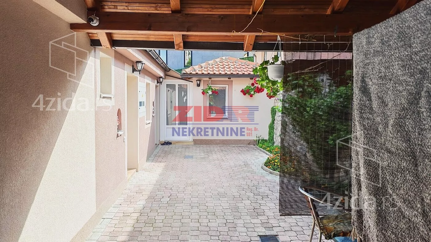 Četvoroiposoban stan | 4zida
