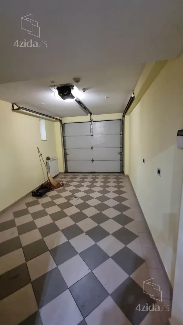 Šestoiposoban stan | 4zida