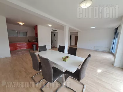 DEDINJE BELI DVOR | 4zida.rs