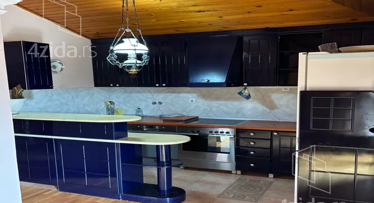 Poslovna zgrada | 4zida