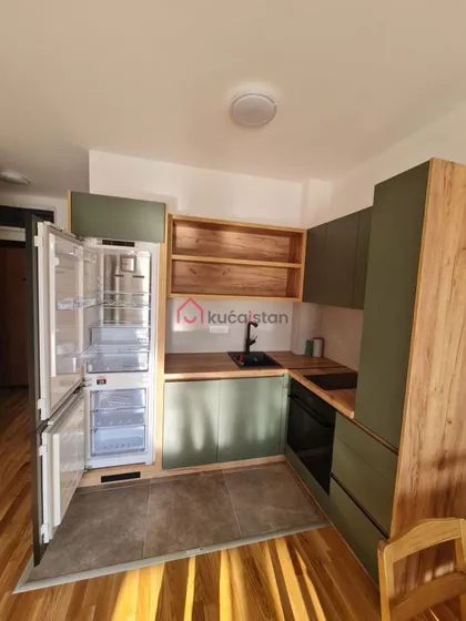 Vukov Spomenik | 4zida.rs