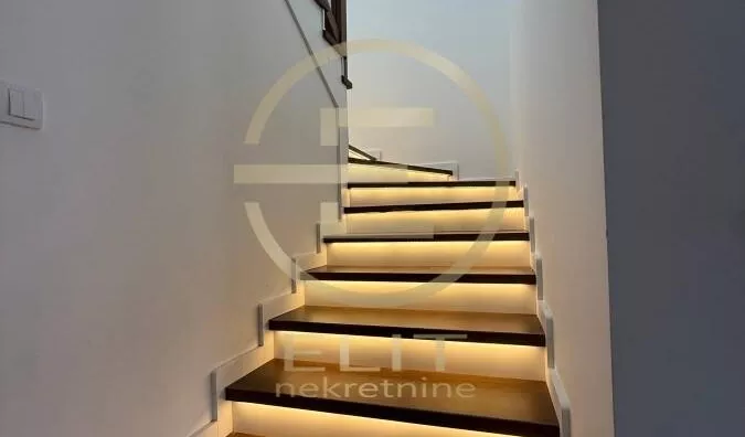 Šestosoban stan | 4zida