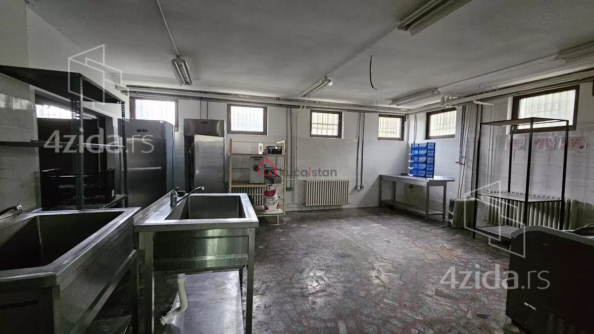 Poslovna zgrada | 4zida