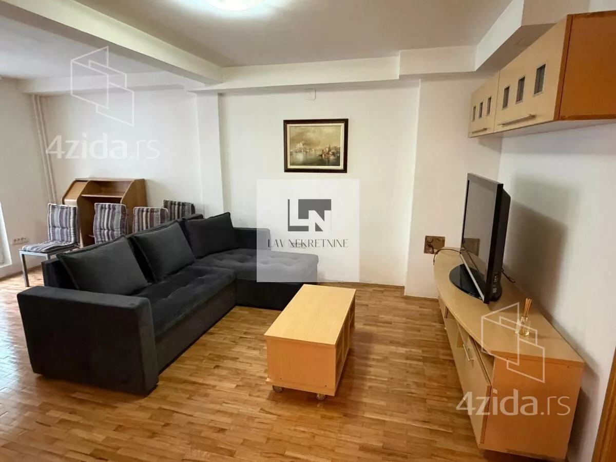 Šestosoban stan | 4zida