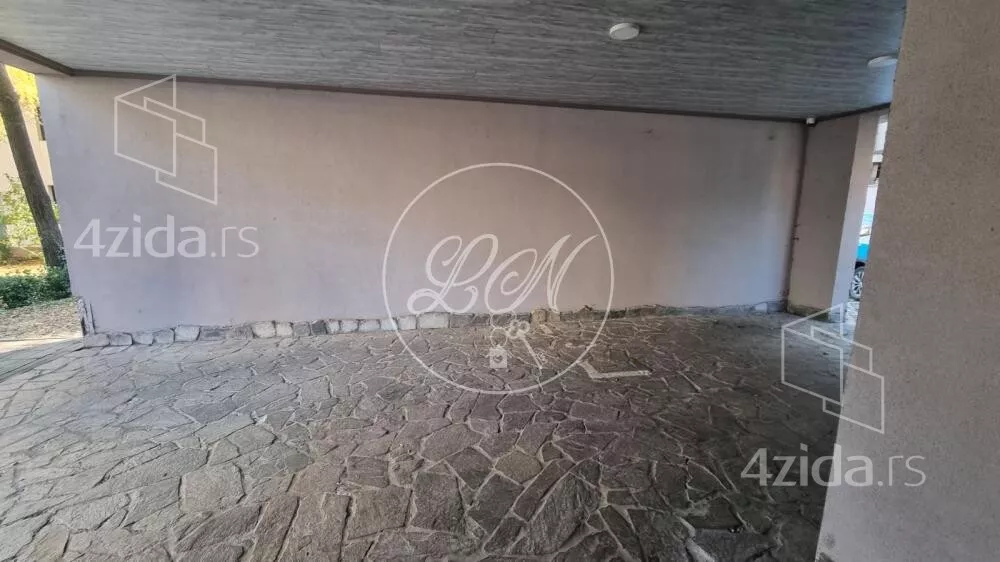 Šestoiposoban stan | 4zida