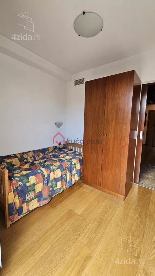 Sedmosoban stan | 4zida