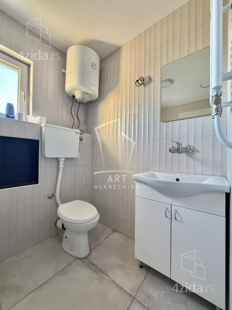 Šestoiposoban stan | 4zida