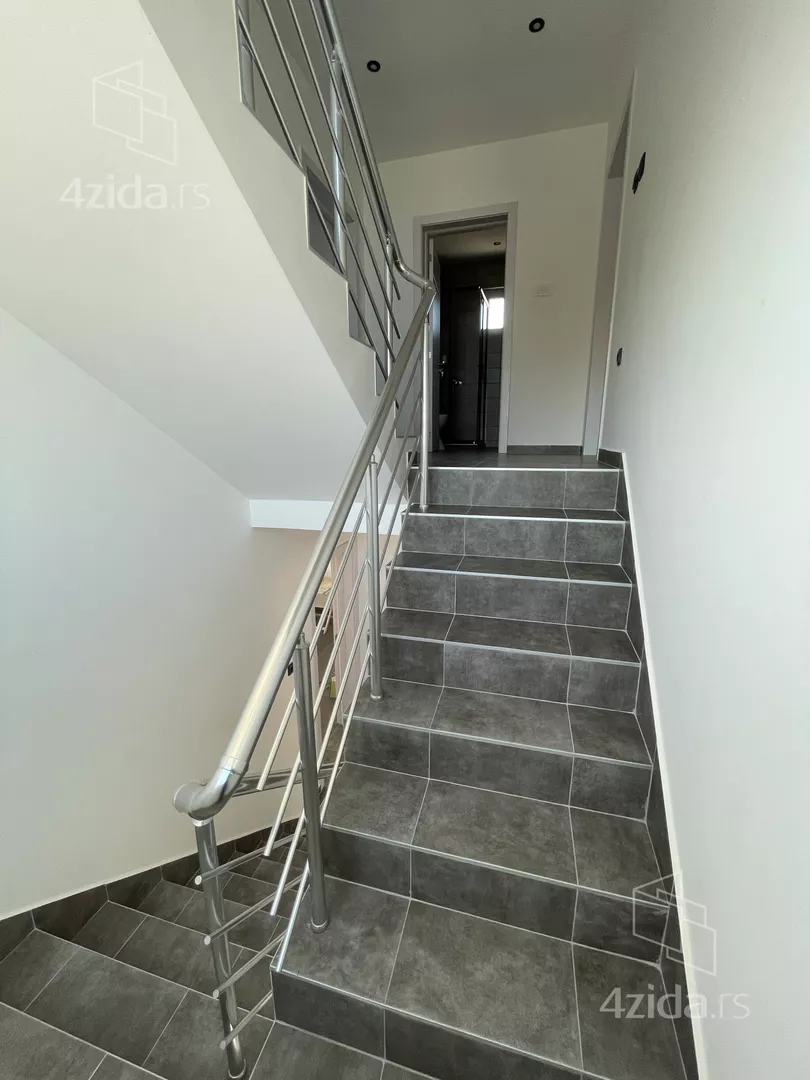 Poslovna zgrada | 4zida