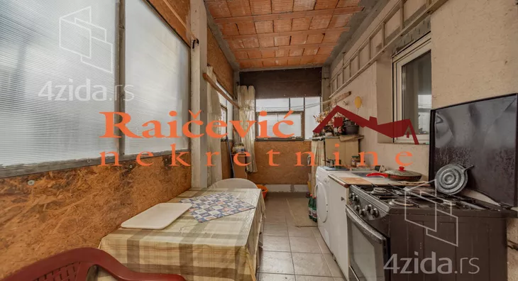 Četvoroiposoban stan | 4zida