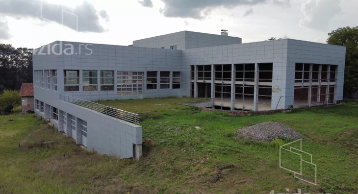 Poslovna zgrada | 4zida