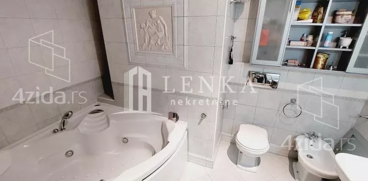 Šestoiposoban stan | 4zida