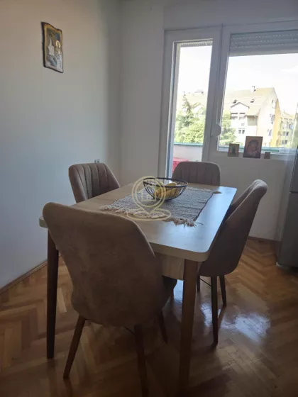 Crveni Pevac | 4zida.rs