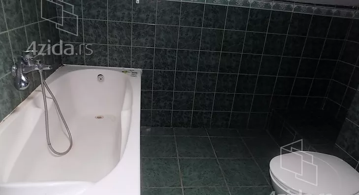 Poslovna zgrada | 4zida