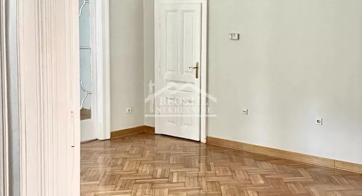 Šestoiposoban stan | 4zida