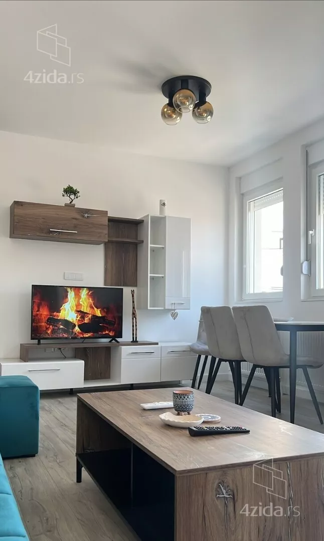 Poslovna zgrada | 4zida