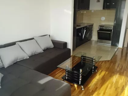 Crveni Pevac | 4zida.rs