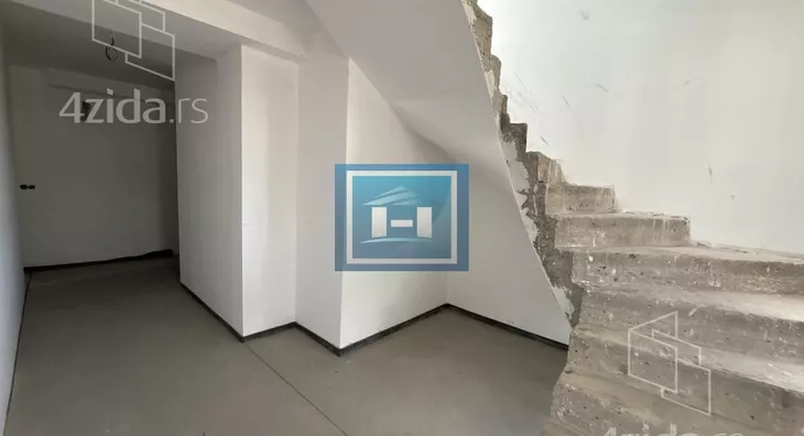 Šestosoban stan | 4zida