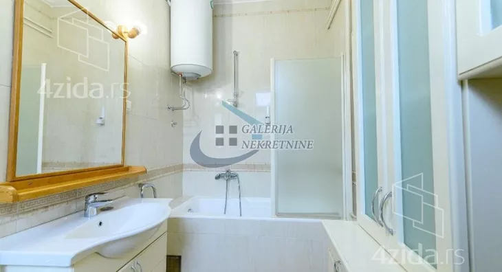 Četvoroiposoban stan | 4zida