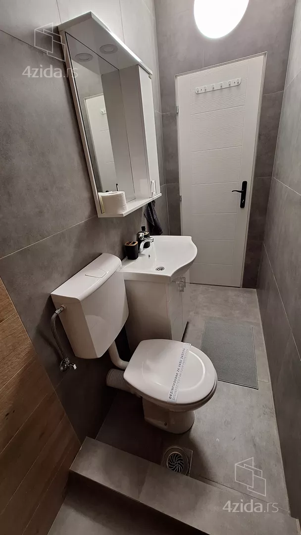 Poslovna zgrada | 4zida