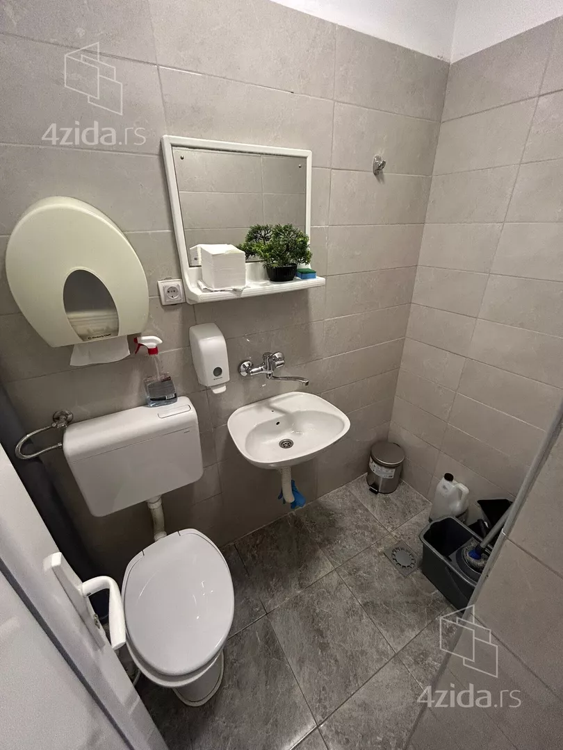 Poslovna zgrada | 4zida