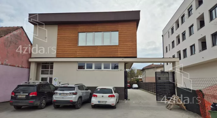 Poslovna zgrada | 4zida