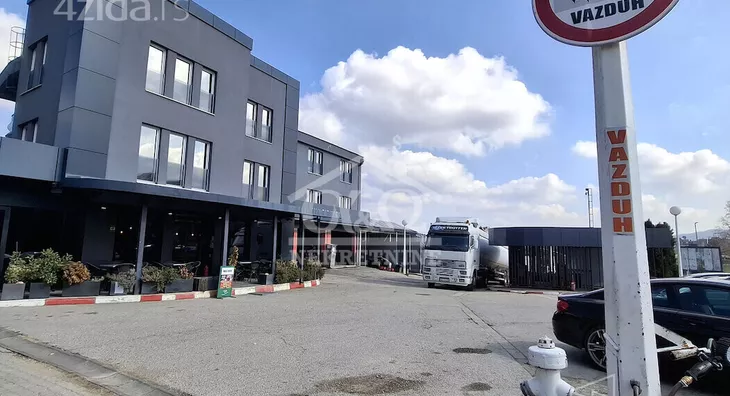 Poslovna zgrada | 4zida
