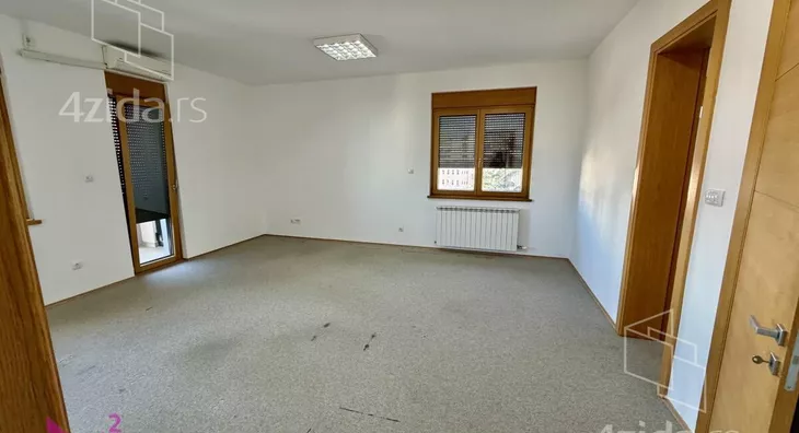 Sedmosoban stan | 4zida