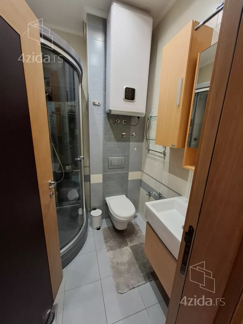 Šestosoban stan | 4zida