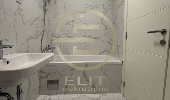 Šestosoban stan | 4zida